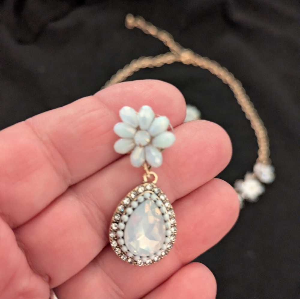Adorable Gold Tone & White Floral Necklace w/ Matching Earrings NWOT - Picture 3 of 4